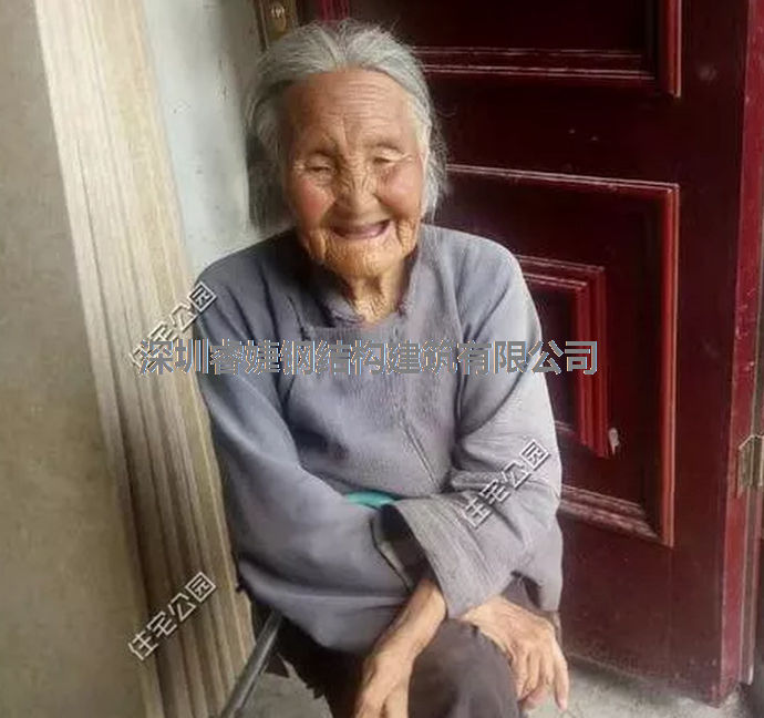 孩子花58萬(wàn)回農村蓋別墅只為盡孝、老母親全程監工，全村羨慕！(圖1)